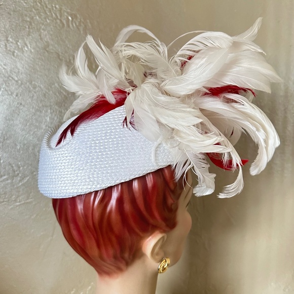 SOPHISTICATED 1970s' WHITE STRAW CAP WITH WHITE AND RED CURLY FEATHERS - Picture 4 of 11